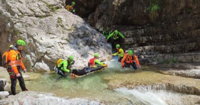 Infortunio in forra e bagnante fluviale a rischio: soccorso alpino regionale interviene in elicottero