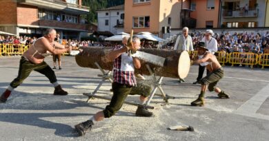 A Paluzza in Carnia la Contrada di Curcuvint vince a sorpresa il Palio das Cjarogiules 2024