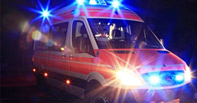 Incidente nella notte sulla SR 352 con tre auto coinvolte, perde la vita un uomo