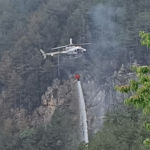 Incendio sul monte Cimadors, bruciati 450 ettari. Ancora fumo, non avvistate fiamme