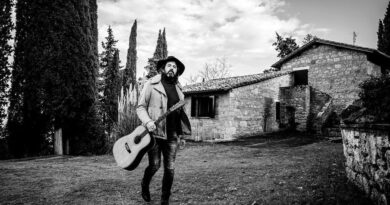 Domenica 6 ottobre: Omar Pedrini “Parole e Musica – Un bicchiere in Vinnaeria”. Lo Zio Rock all’Accademia Vine Lodge by Simonit&Sirch di Capriva del Friuli (Go)