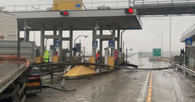 Camion sfonda il casello autostradale di San Giorgio di Nogaro, ingenti i danni. Chiuso lo svincolo