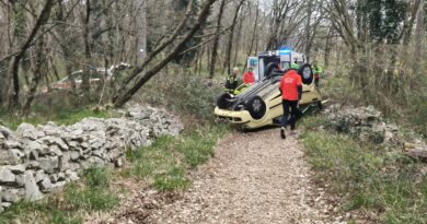 La vettura si ribalta nello sterrato, anziana signora al volante si infortuna seriamente